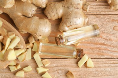 Zencefilli şişeler ahşap masada gerekli yağ