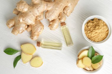 Zencefilli şişeler ahşap masada gerekli yağ