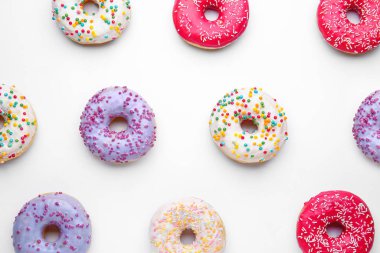 Beyaz arka planda tatlı çörekler