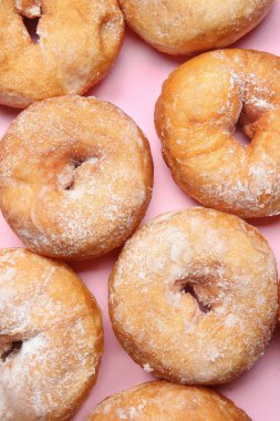 Renkli arkaplanda tatlı çörekler