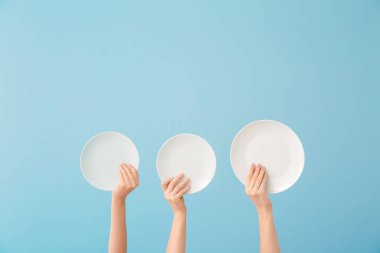 Renk arkaplanında temiz plakalı eller