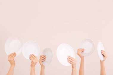 Renk arkaplanında temiz plakalı eller