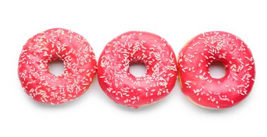 Beyaz arka planda tatlı çörekler