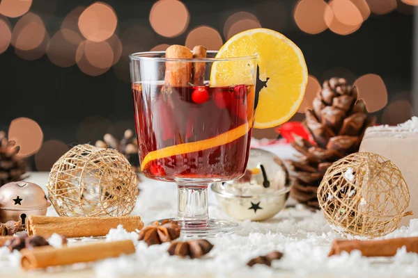 Copo de vinho quente saboroso e decoração de Natal na mesa — Fotografia de Stock