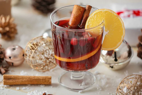 Glass of tasty mulled wine and Christmas decor on table — Stock Photo, Image