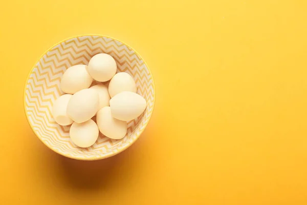 Μπολ με σοκολάτα πασχαλινά αυγά στο φόντο χρώμα — Φωτογραφία Αρχείου