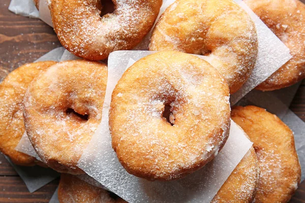 Dulces rosquillas sabrosas sobre fondo de madera —  Fotos de Stock