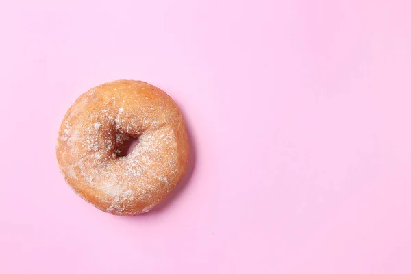 Doce saboroso donut no fundo de cor — Fotografia de Stock