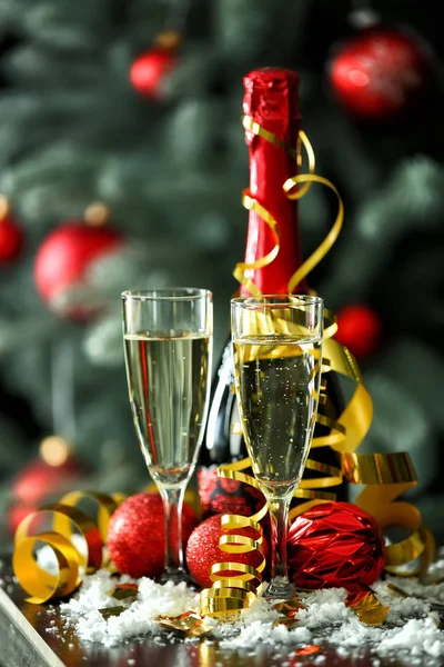 クリスマスツリーの近くのテーブルの上に雪のシャンパン — ストック写真
