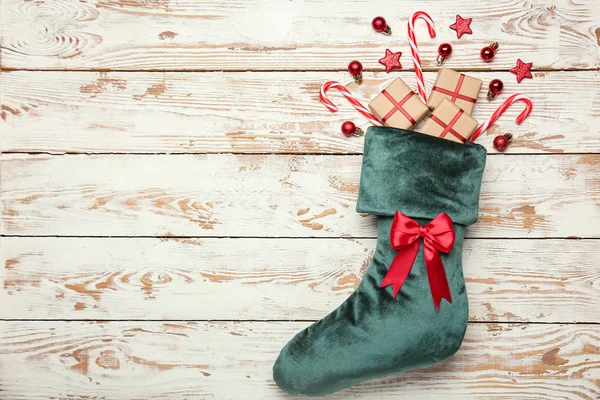 Karácsonyi zokni ajándékokkal fehér fa háttér — Stock Fotó