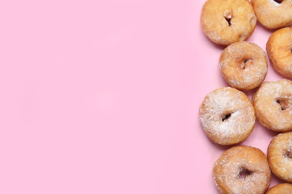 Doce saboroso donuts em fundo de cor — Fotografia de Stock