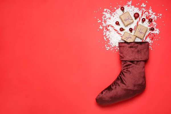 Karácsonyi zokni ajándékokkal színes háttér — Stock Fotó