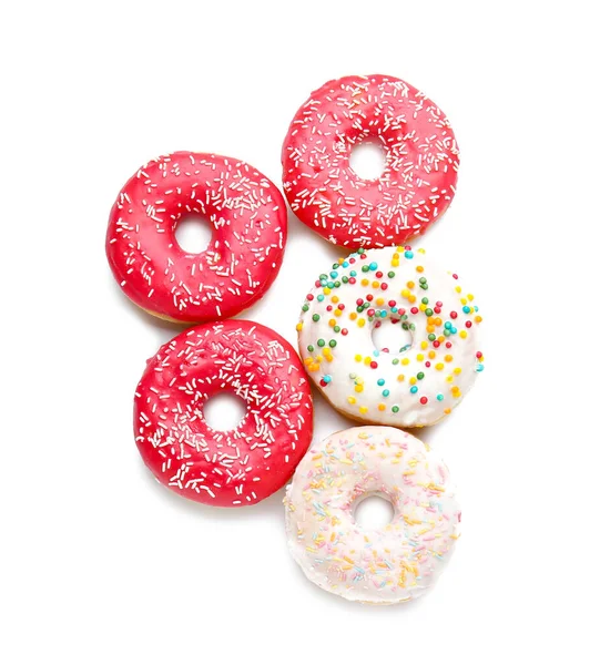 Doce saboroso donuts no fundo branco — Fotografia de Stock