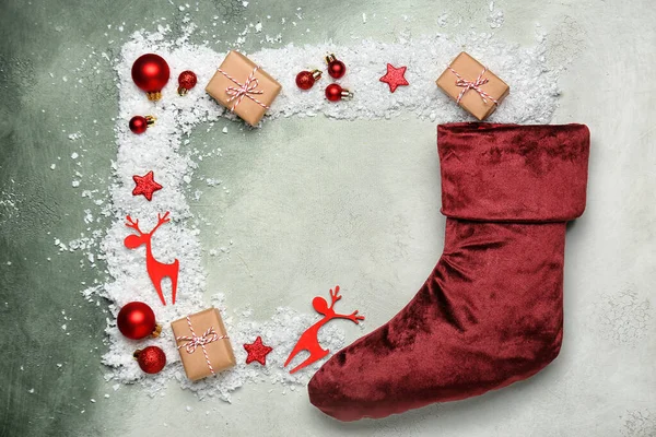Karácsonyi zokni ajándékokkal színes háttér — Stock Fotó