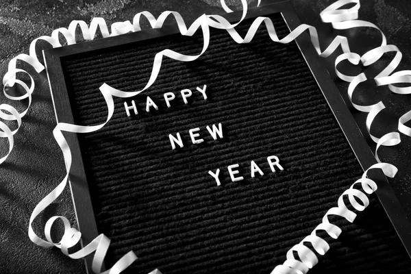 Plateau avec texte HAPPY NEW YEAR sur fond sombre — Photo