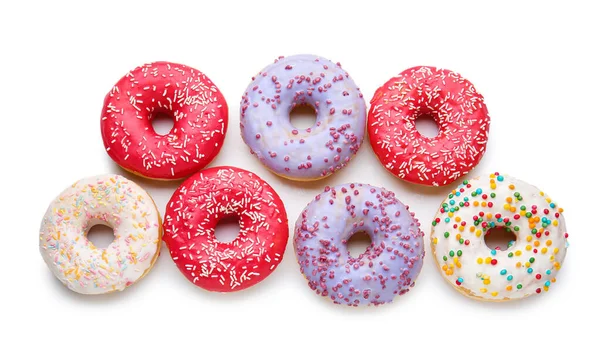 Doce saboroso donuts no fundo branco — Fotografia de Stock