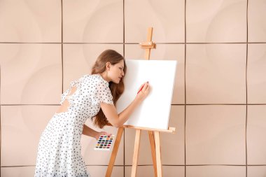 Renkli arka planda genç bayan sanatçı