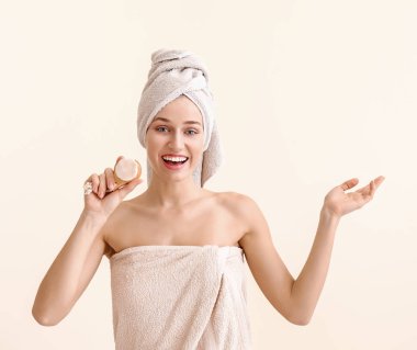 Masaj fırçası açık arkaplanda güzel bir genç kadın.