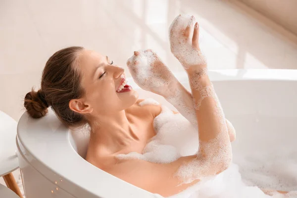 Bella giovane donna che fa il bagno a casa — Foto Stock