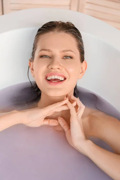 Bela sexy jovem mulher tomando banho — Fotografia de Stock