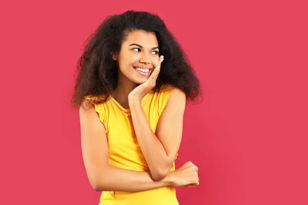 Felice donna afro-americana su sfondo di colore — Foto Stock