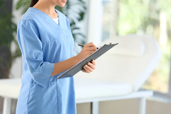 Female physiotherapist in rehabilitation center — Stock Photo, Image