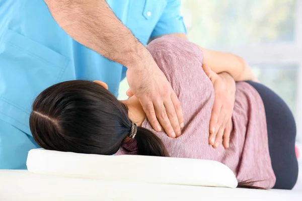 Fysioterapeut arbetar med kvinnliga patienter i rehabiliteringscenter, närbild — Stockfoto