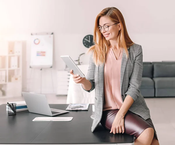 Belle femme d'affaires travaillant dans un bureau moderne — Photo