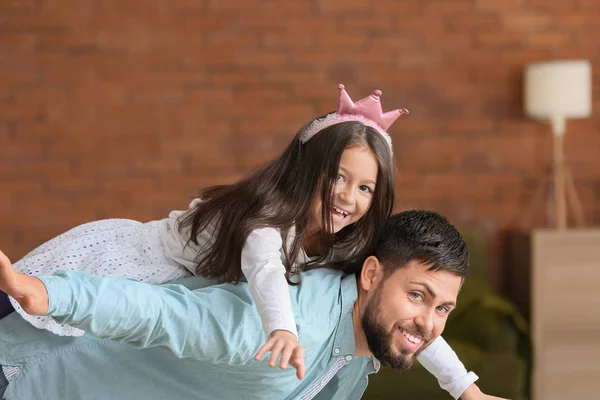 Padre con hija divirtiéndose en casa — Foto de Stock