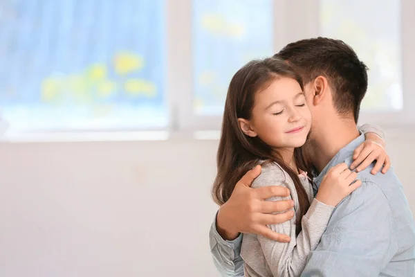 Knuffelen klein meisje met vader thuis — Stockfoto