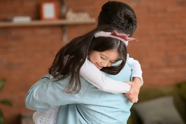 Knuffelen klein meisje met vader thuis — Stockfoto