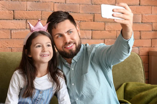 Otec s dcerou berou selfie domů — Stock fotografie