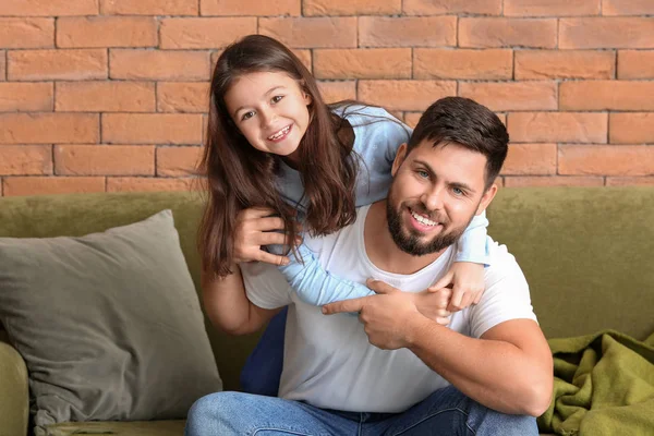 Retrato del padre con su hija pequeña en casa —  Fotos de Stock