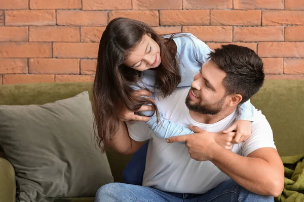 Retrato del padre con su hija pequeña en casa — Foto de Stock