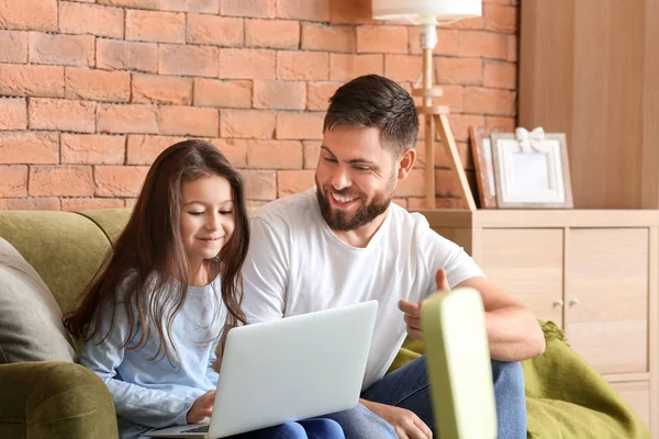 Pai e pequena filha com laptop em casa — Fotografia de Stock