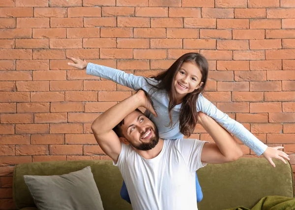 Padre con hija divirtiéndose en casa — Foto de Stock