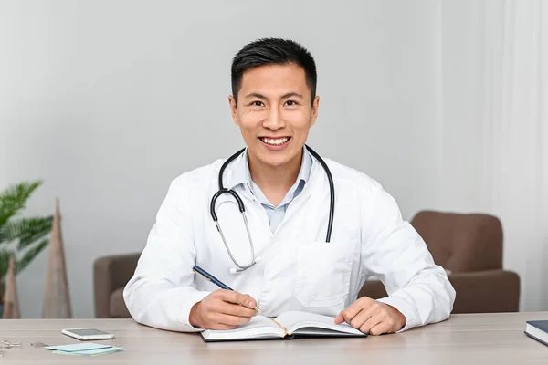 Portrait de médecin asiatique travaillant en clinique — Photo