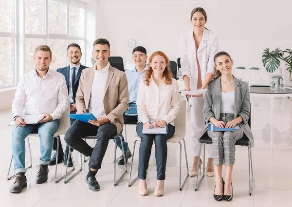 Grupo de empresários durante a formação no escritório — Fotografia de Stock