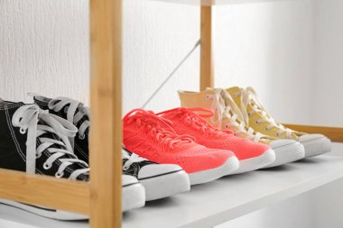 Rafların yanında şık ayakkabılar var.