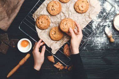 Ahşap masada ev yapımı kurabiyeleri olan kadın.