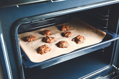 Fırında çiğ kurabiye tepsisi.