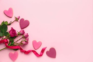 Renkli arkaplanda Sevgililer Günü için kalp şeklinde kurabiyeler.