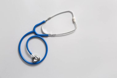 Arka planda steteskop var. Kardiyoloji kavramı