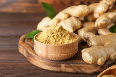 Taze ve zemin zencefil ahşap masada