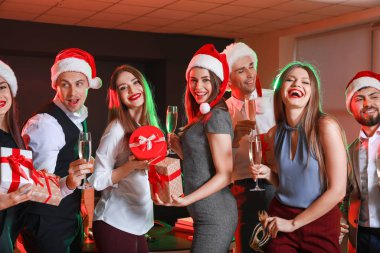 Yeni yıl partisinde iş arkadaşları