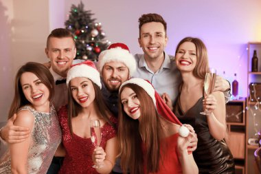 Arkadaşlar yeni yıl partisinde eğleniyor.