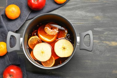 Sofrada lezzetli sıcak şaraplı tencere.