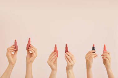 Arkaplanda ruj izi olan kadın elleri