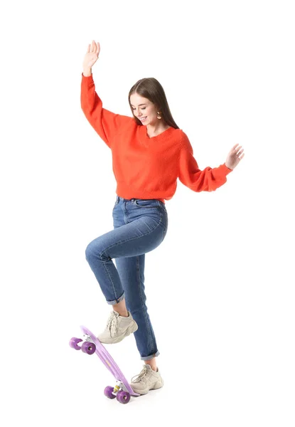 Stylisches Hipster-Mädchen mit Skateboard auf weißem Hintergrund — Stockfoto