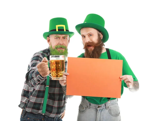 Homens barbudos com cartaz em branco e copo de cerveja sobre fundo branco. Celebração do Dia de São Patrício — Fotografia de Stock